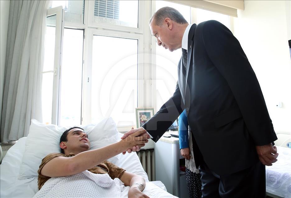 Cumhurbaşkanı Erdoğan, tedavi gören bazı asker ve polisleri ziyaret etti