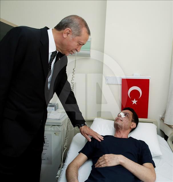Cumhurbaşkanı Erdoğan, tedavi gören bazı asker ve polisleri ziyaret etti