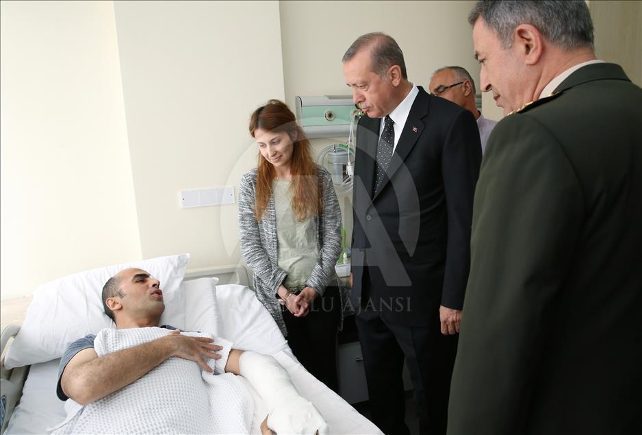 Cumhurbaşkanı Erdoğan, tedavi gören bazı asker ve polisleri ziyaret etti