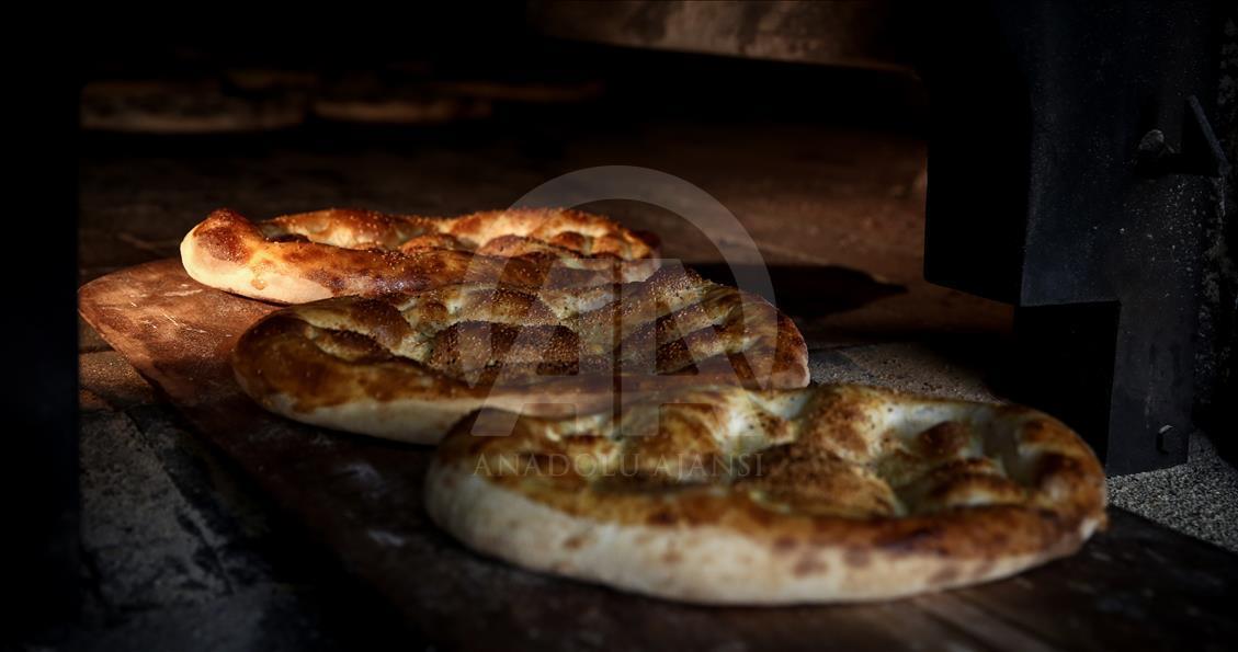 Zengin ve fakiri kuyrukta buluşturan lezzet: "Ramazan pidesi"