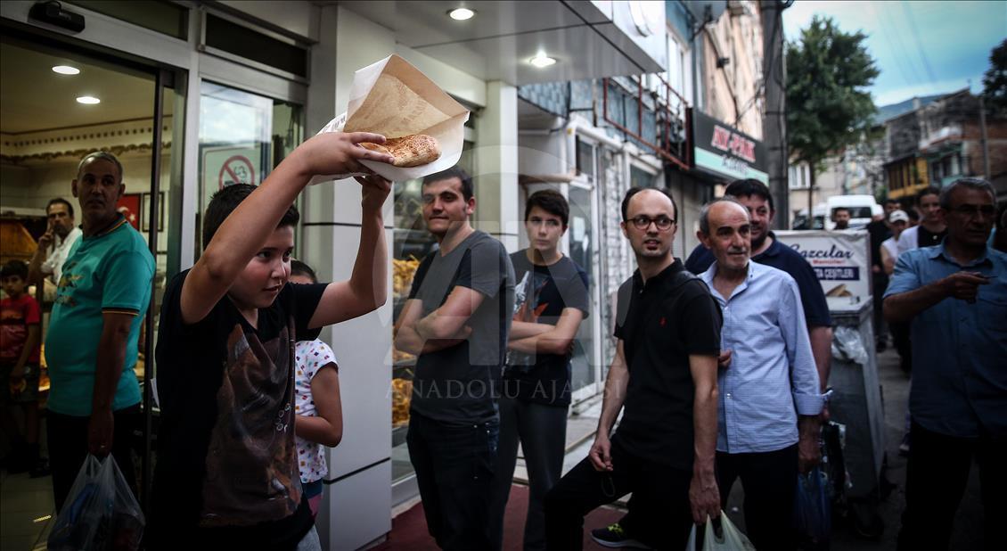 Zengin ve fakiri kuyrukta buluşturan lezzet: "Ramazan pidesi"