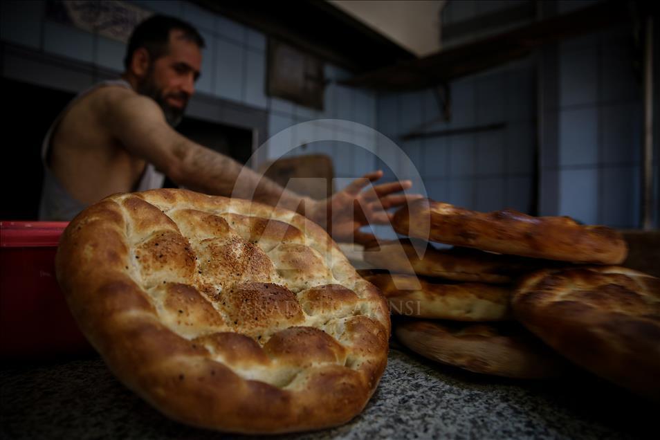 Zengin ve fakiri kuyrukta buluşturan lezzet: "Ramazan pidesi"