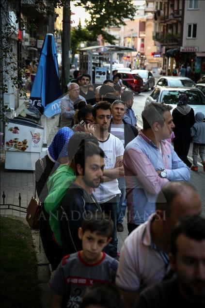 Zengin ve fakiri kuyrukta buluşturan lezzet: "Ramazan pidesi"
