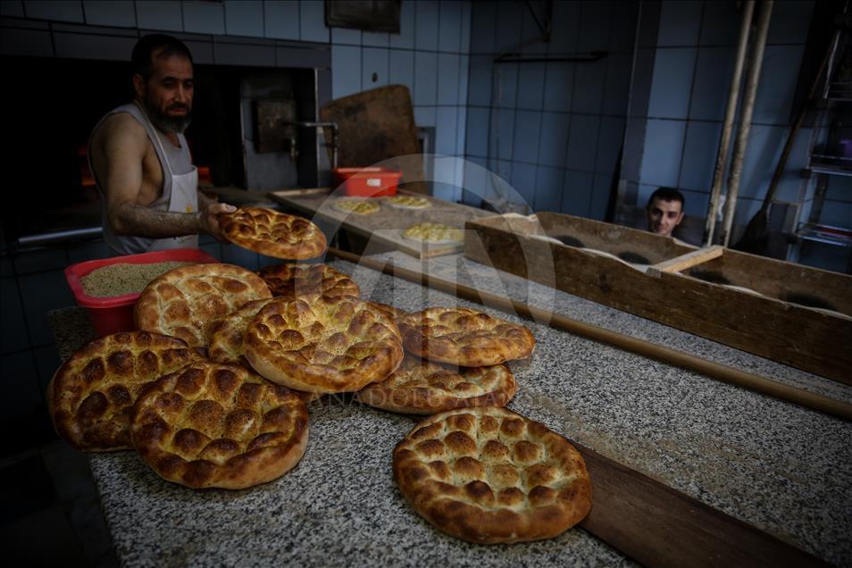 Zengin ve fakiri kuyrukta buluşturan lezzet: "Ramazan pidesi"