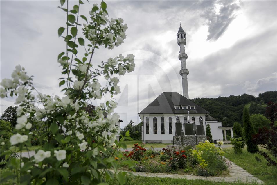 Bosna'nın "ada camisi" manzarasıyla büyülüyor