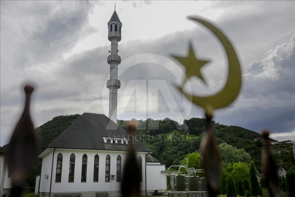 Bosna'nın "ada camisi" manzarasıyla büyülüyor