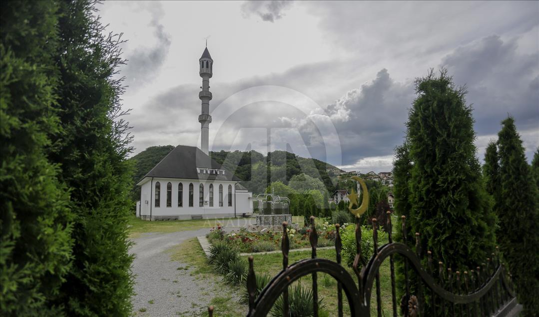 Bosna'nın "ada camisi" manzarasıyla büyülüyor