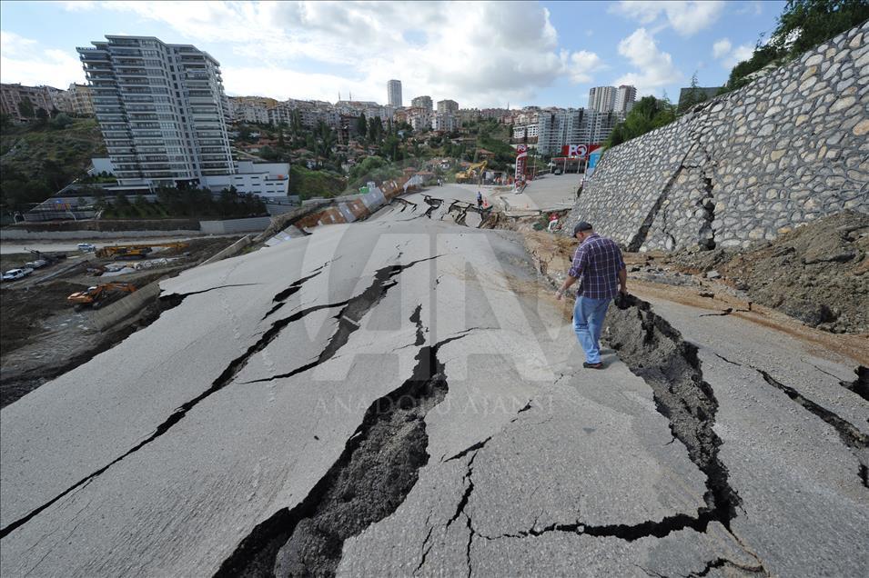 Başkent'te yol çöktü