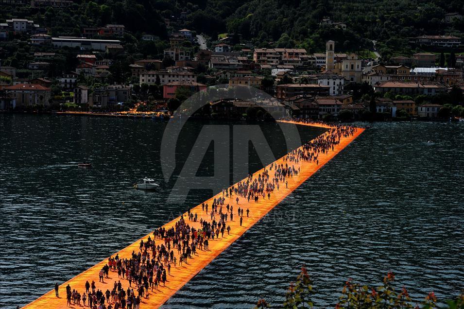 İtalya'da yüzen iskele