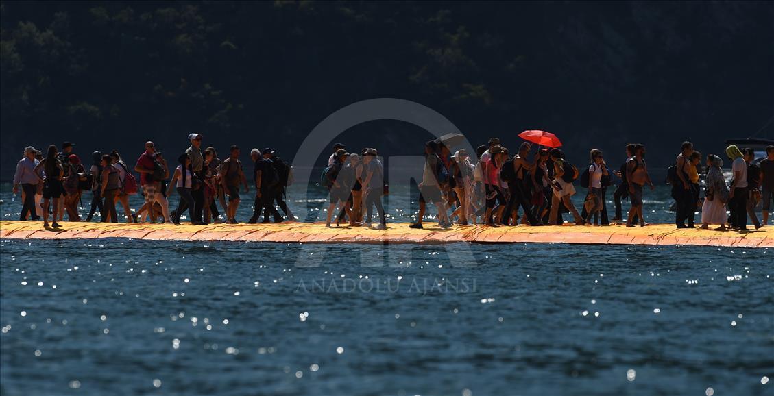 İtalya'da yüzen iskele