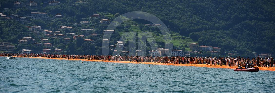 İtalya'da yüzen iskele