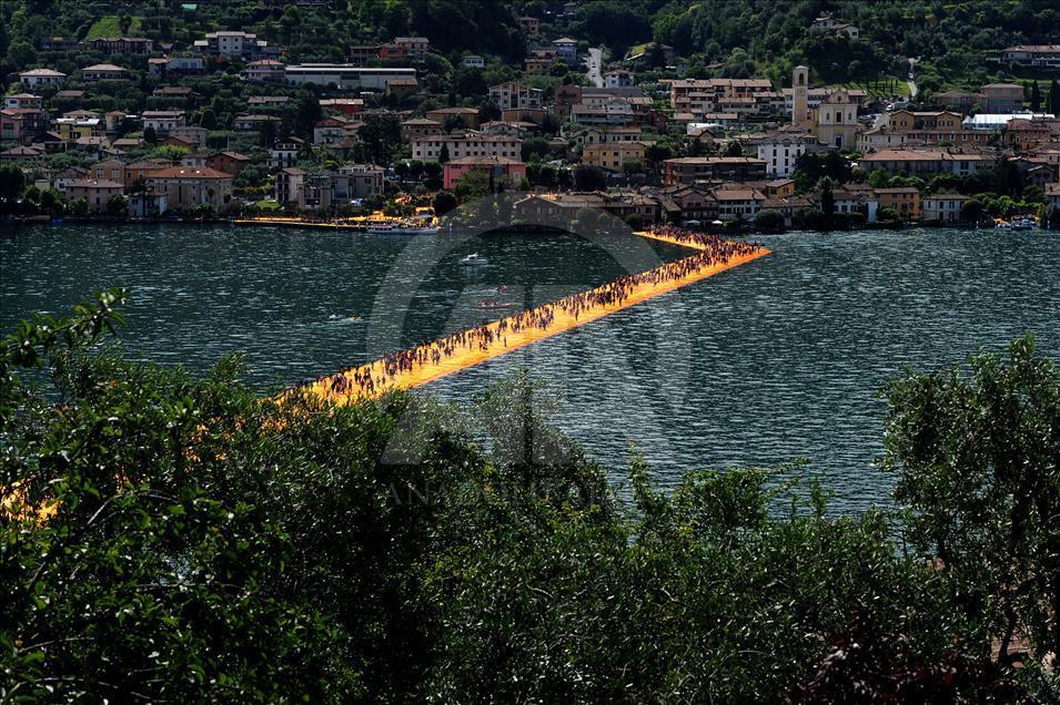 Первый в мире плавучий мост установлен на озере Изео в Италии