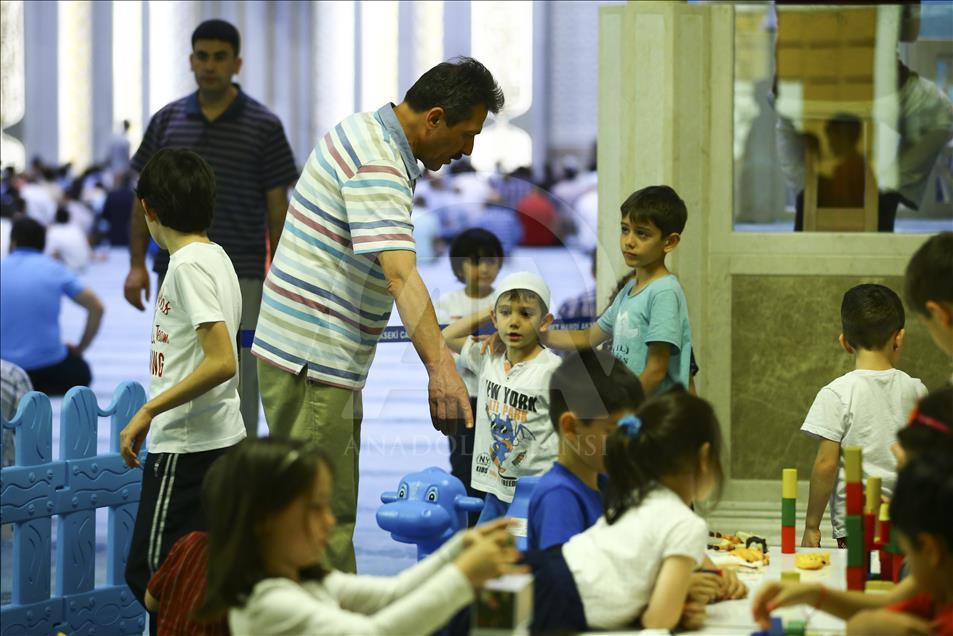 Çocuklar için camide oyun alanı