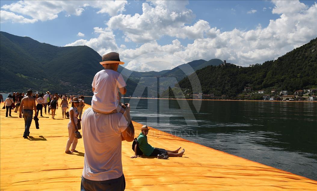 Первый в мире плавучий мост установлен на озере Изео в Италии