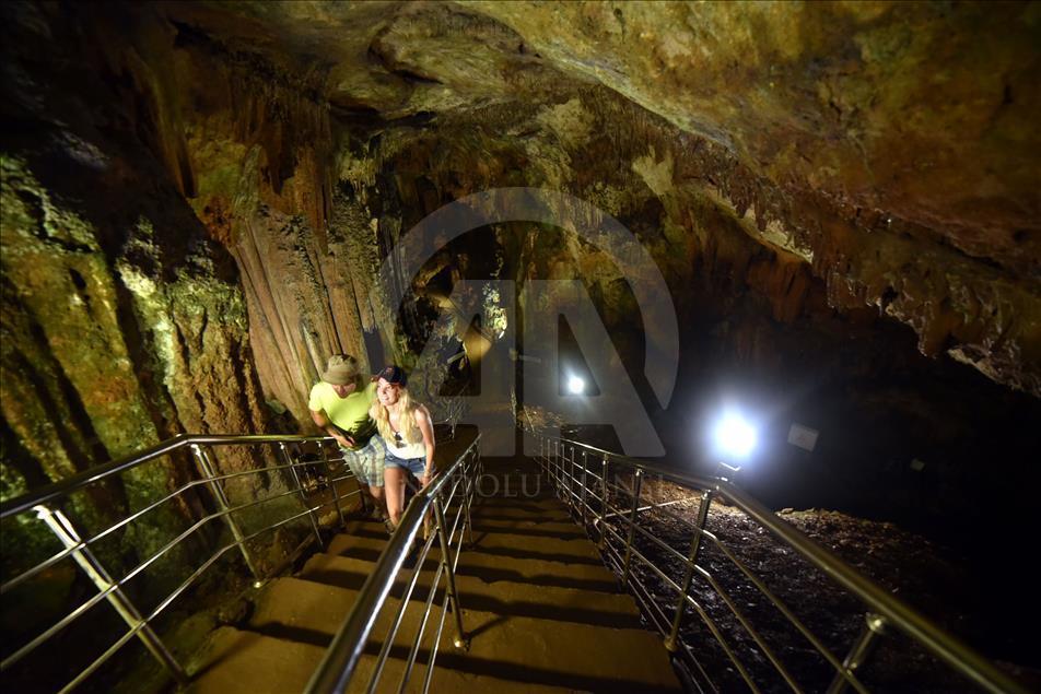 Yerin 15 metre altındaki "şifa" mağarası