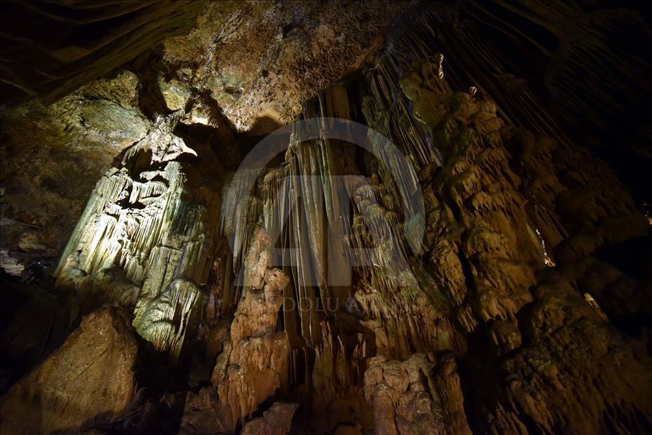 Yerin 15 metre altındaki "şifa" mağarası