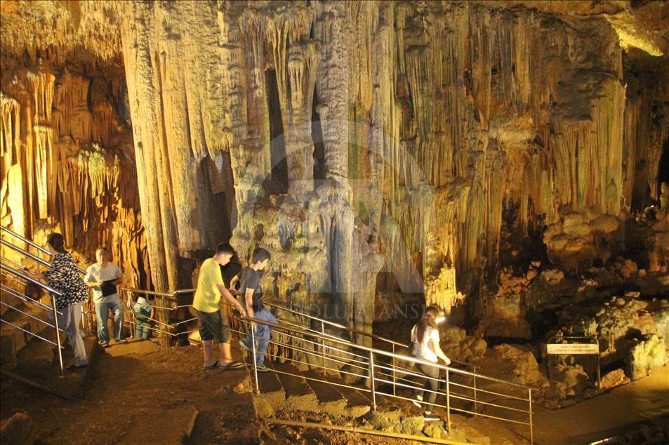 Yerin 15 metre altındaki "şifa" mağarası
