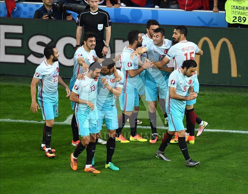 Турция сохраняет шансы на EURO 2016: 2:0