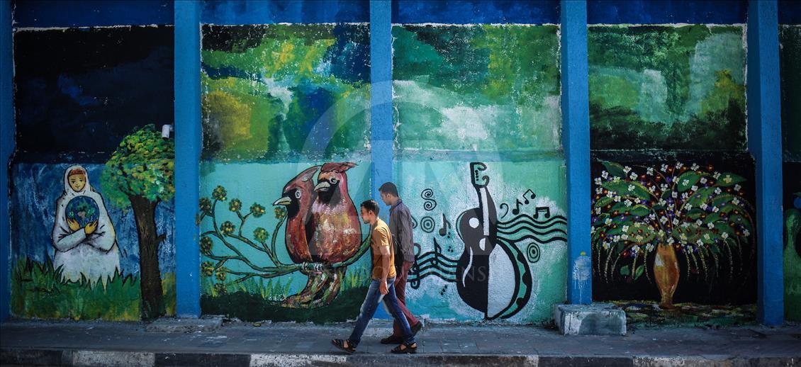 Gazze'de UNRWA binaları resimlerle süslendi