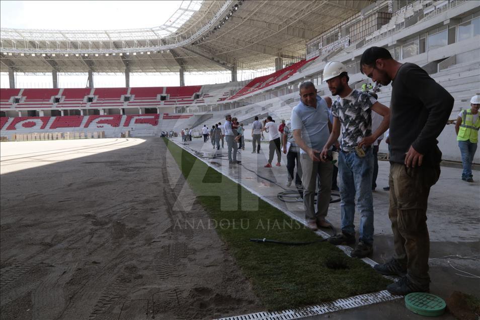 Eskişehir'in yeni stadında çimler seriliyor