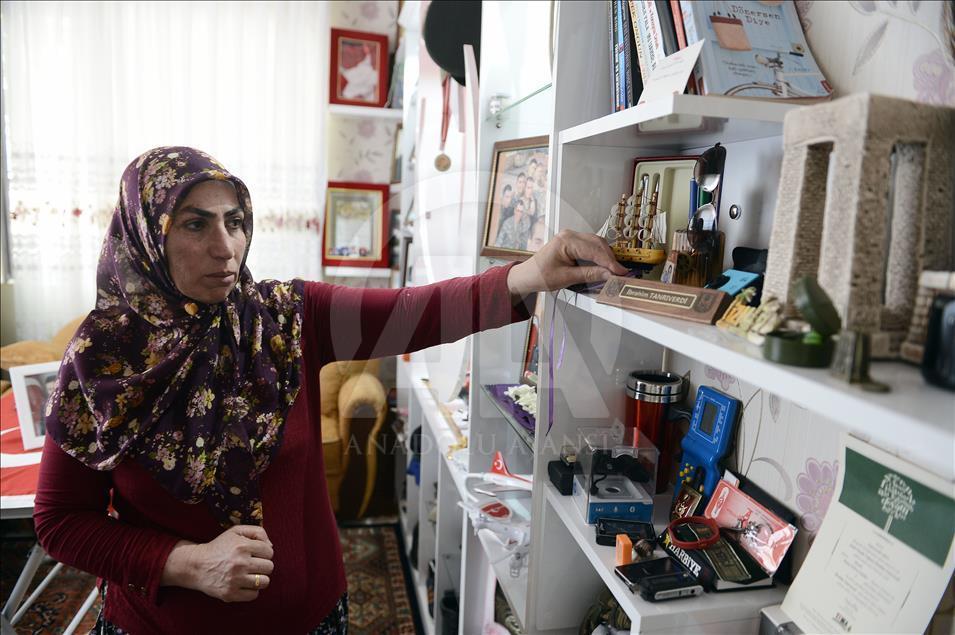 Şehit oğlunun hatıralarıyla yaşıyor