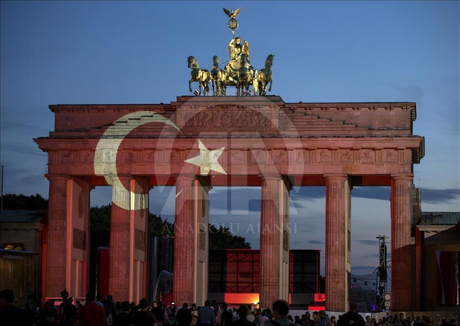 Tarihi Brandenburg Kapısı Türk bayrağı renklerine büründü