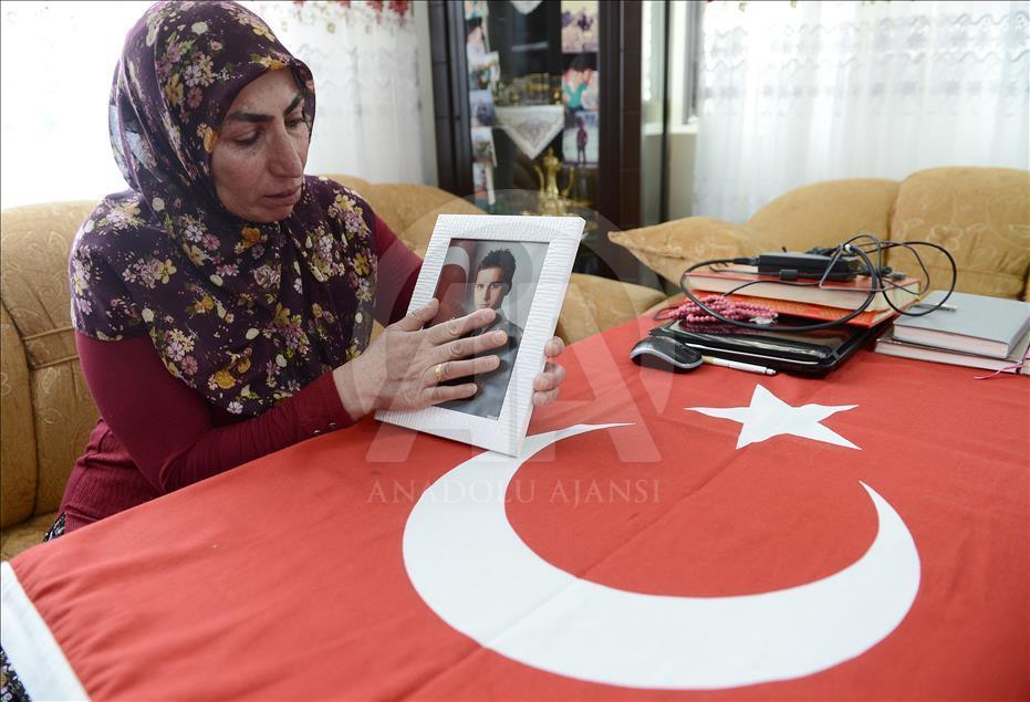 Şehit oğlunun hatıralarıyla yaşıyor