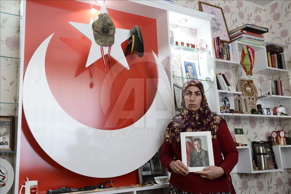 Şehit oğlunun hatıralarıyla yaşıyor