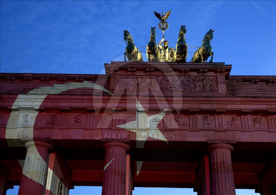 Tarihi Brandenburg Kapısı Türk bayrağı renklerine büründü