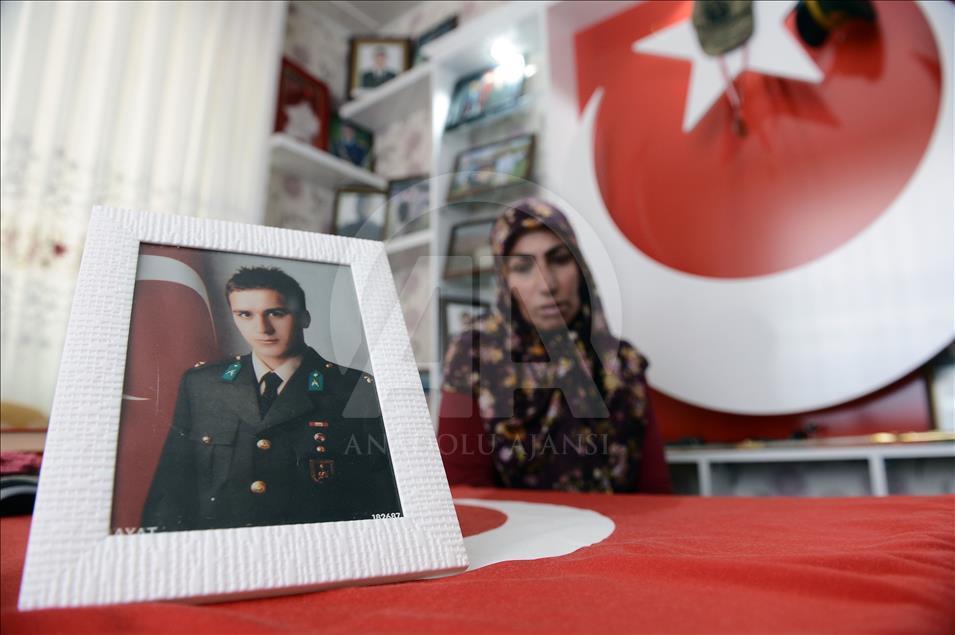 Şehit oğlunun hatıralarıyla yaşıyor