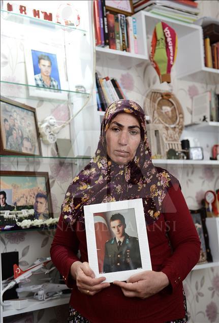 Şehit oğlunun hatıralarıyla yaşıyor