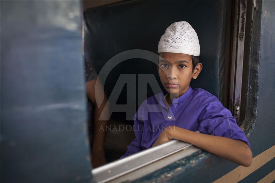Bangladeşli Müslümanların Ramazan Bayramı yolculuğu başladı
