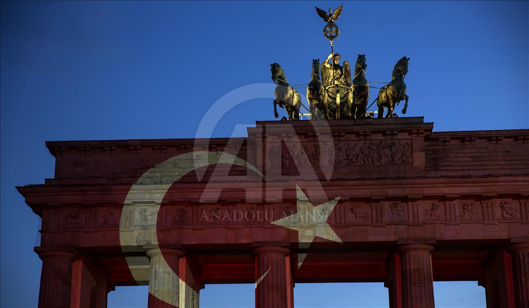 دروازه تاریخی براندنبورگ برلین به پرچم ترکیه مزین شد