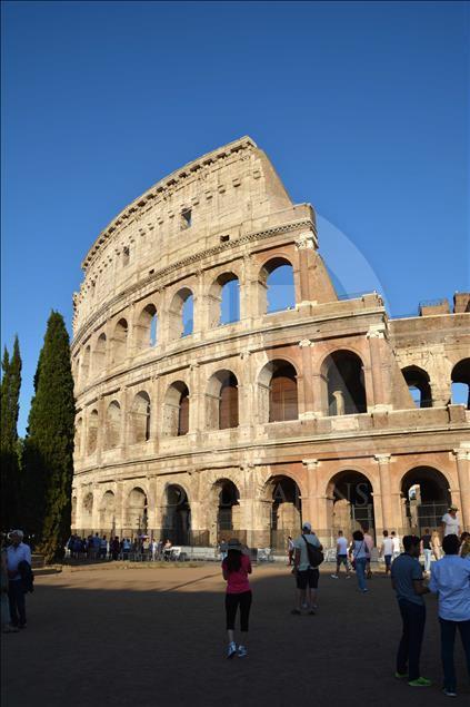 Roma'nın simgesi Kolezyum parlamaya başladı