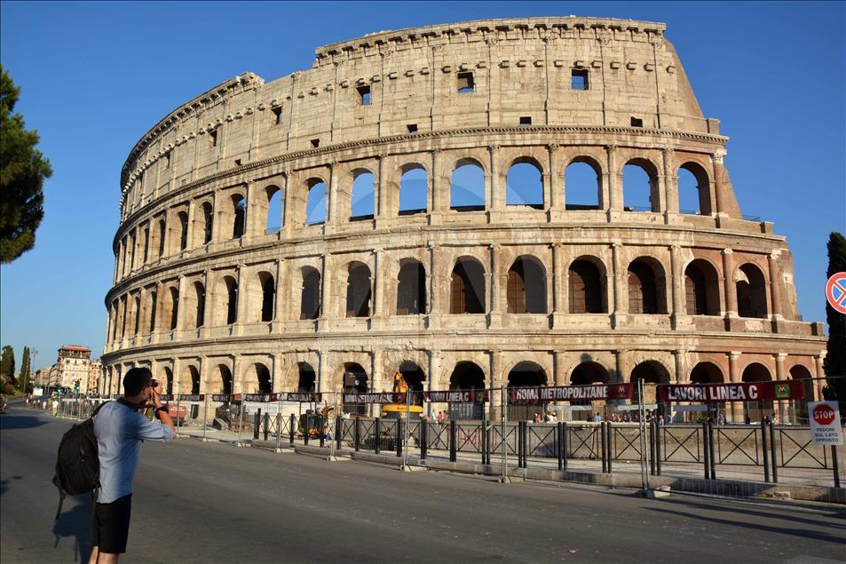 Roma'nın simgesi Kolezyum parlamaya başladı