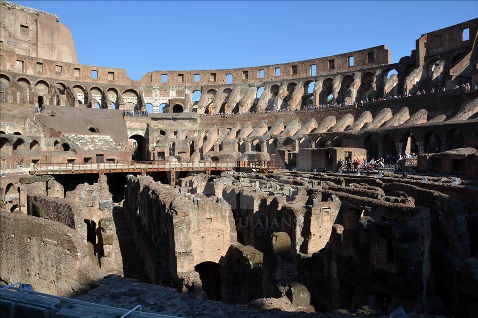 Roma'nın simgesi Kolezyum parlamaya başladı