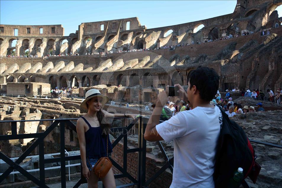 Roma'nın simgesi Kolezyum parlamaya başladı