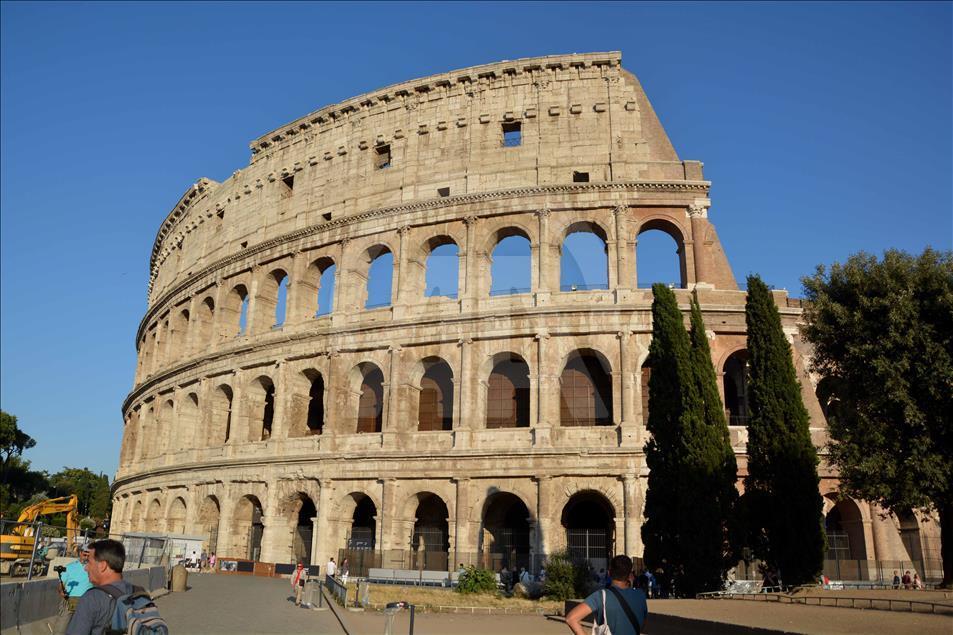 Roma'nın simgesi Kolezyum parlamaya başladı