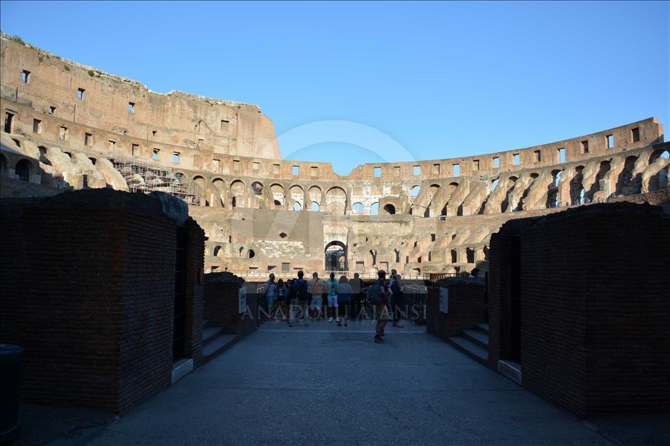 Roma'nın simgesi Kolezyum parlamaya başladı