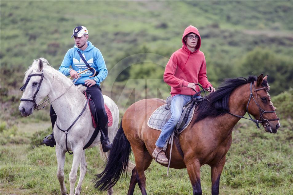 Two horsemen control the area at the waiting of wild horses