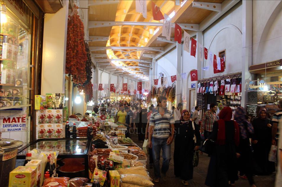 Tarihi Kapalı Çarşı'da bayram heyecanı