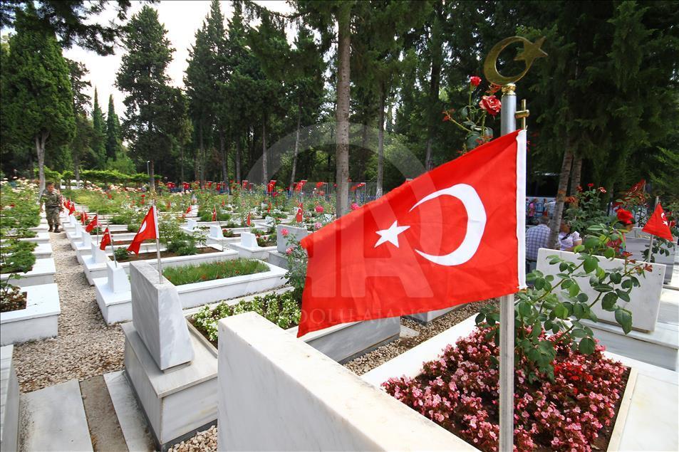 Bayram öncesi şehitliklere ziyaret