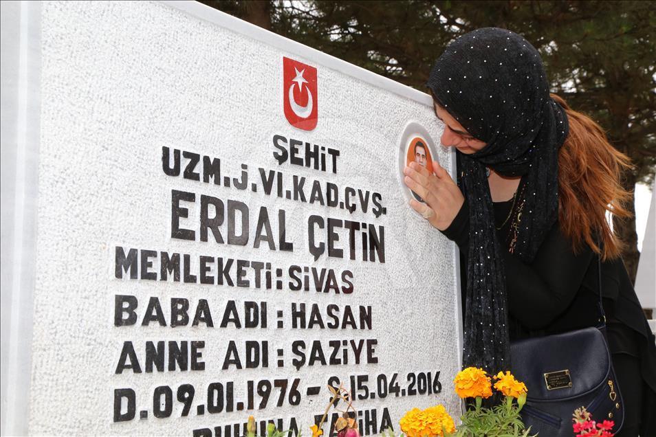 Şehitlikte hüzünlü bayram