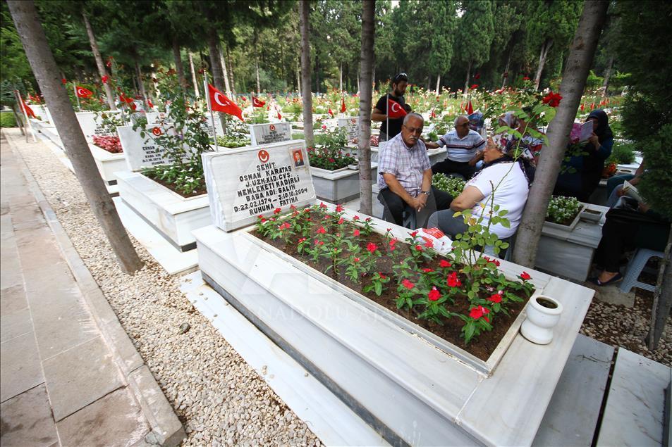 Bayram öncesi şehitliklere ziyaret