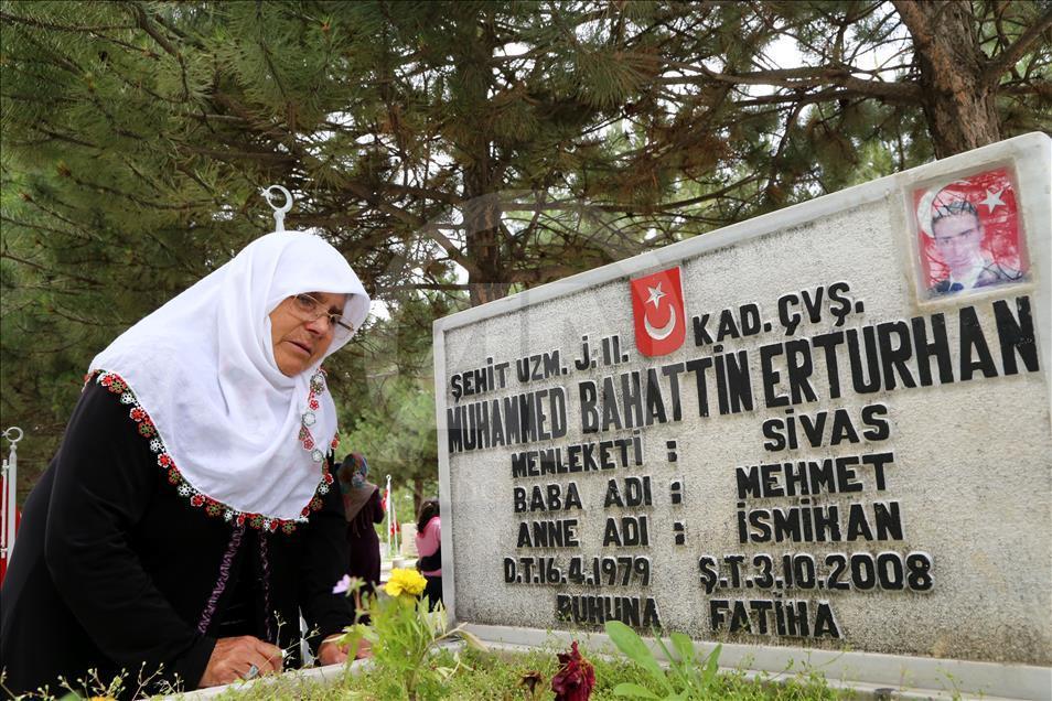 Şehitlikte hüzünlü bayram