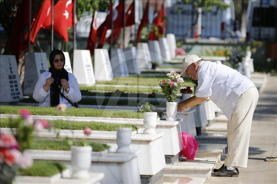 Şehitliklerde buruk bayram