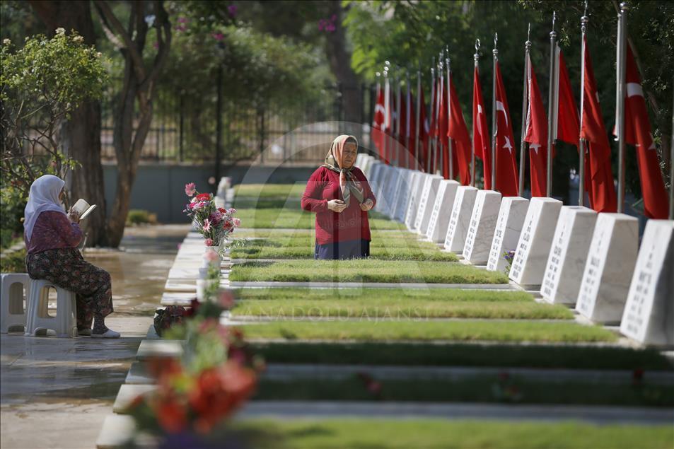 Şehitliklerde buruk bayram