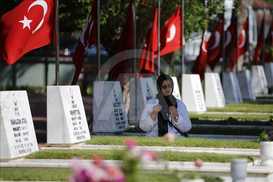 Şehitliklerde buruk bayram