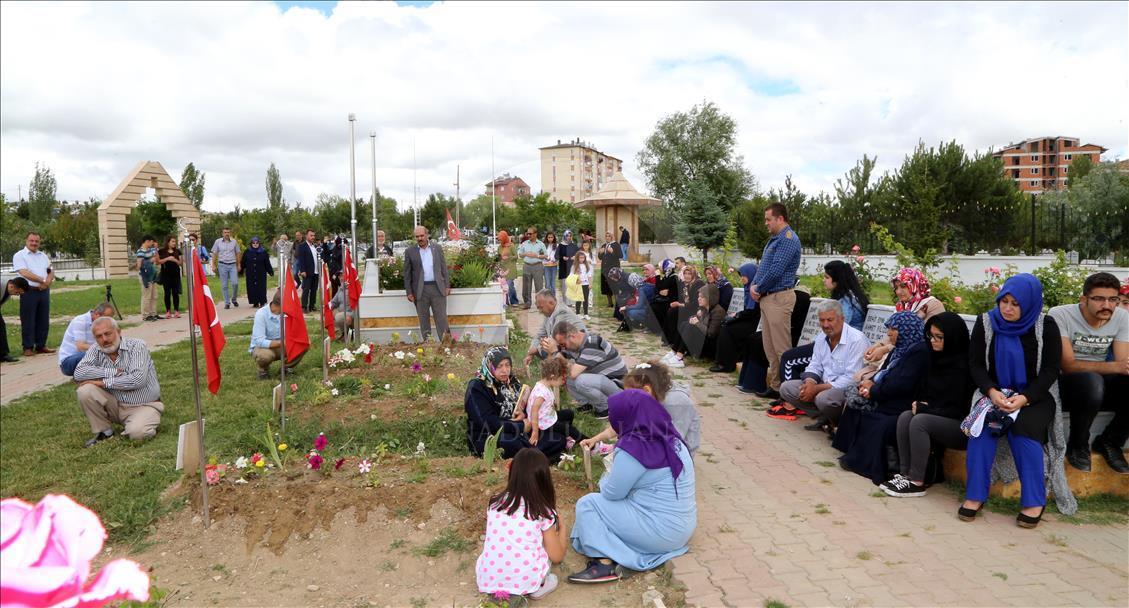 Şehitlikte hüzünlü bayram