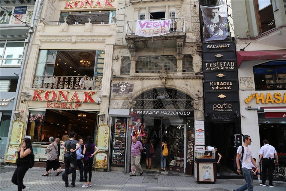 Beyoğlu'nun pasajları, zamana meydan okuyor